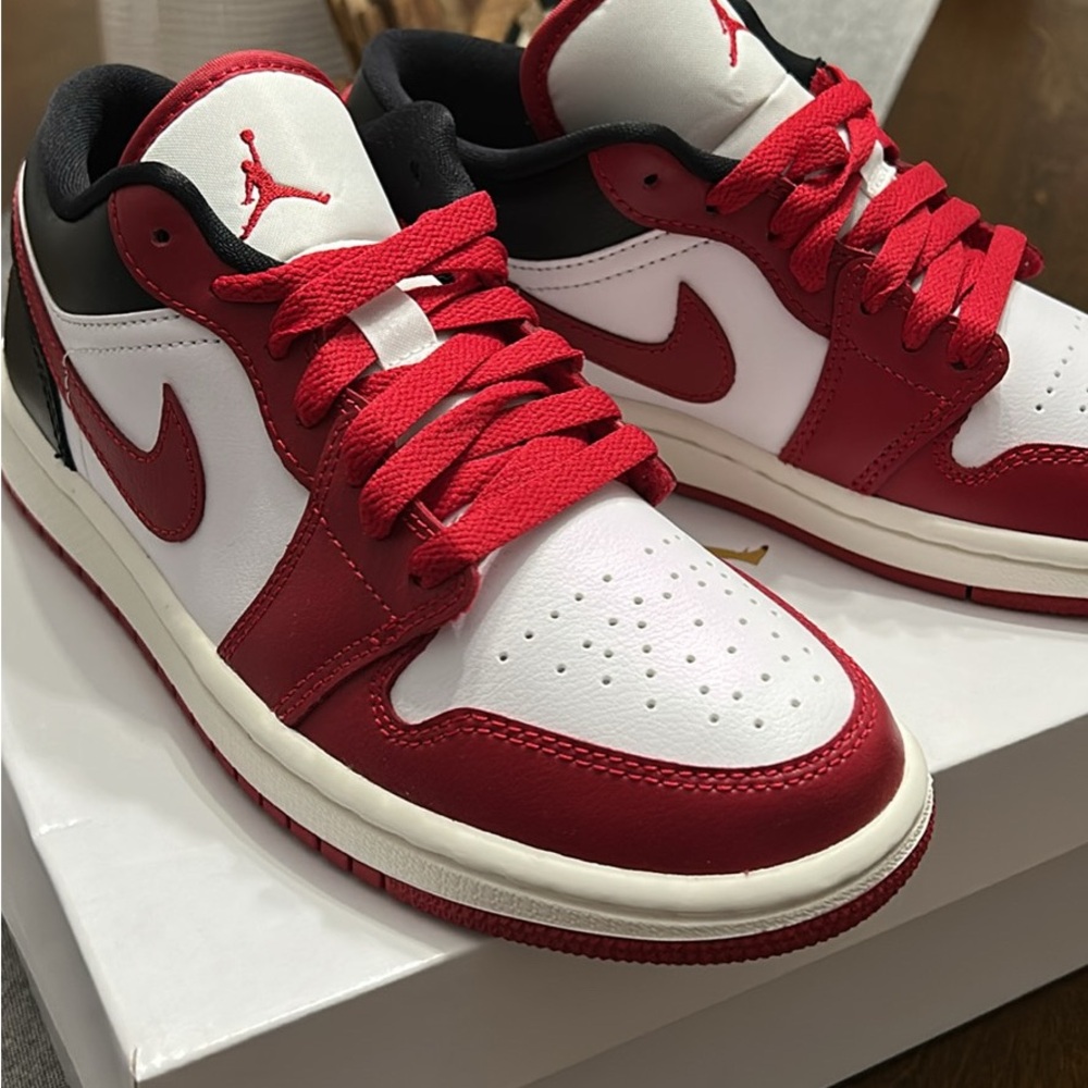 Nike Air Jordan 1 Low - Picture 2 of 4